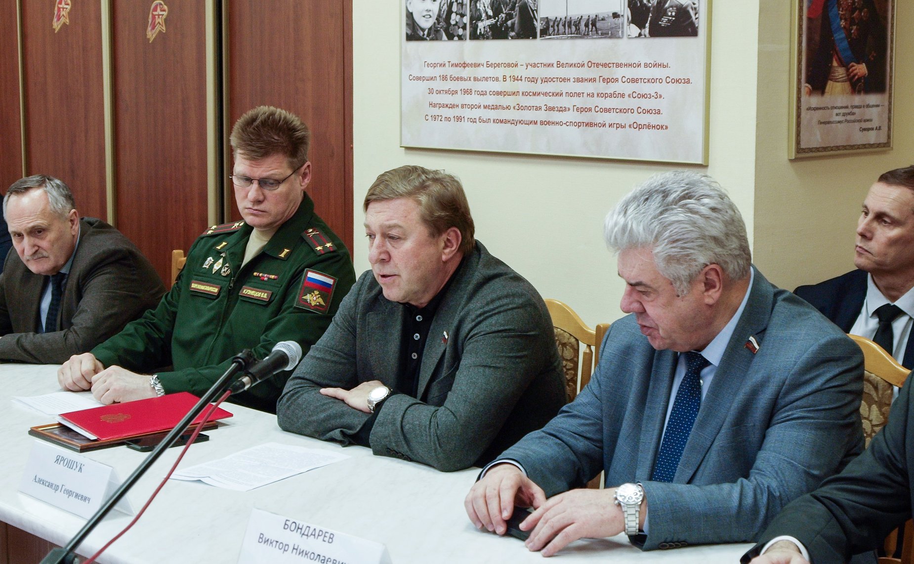 Сенаторы передали родственникам награду героя, пропавшего без вести в годы Великой Отечественной войны