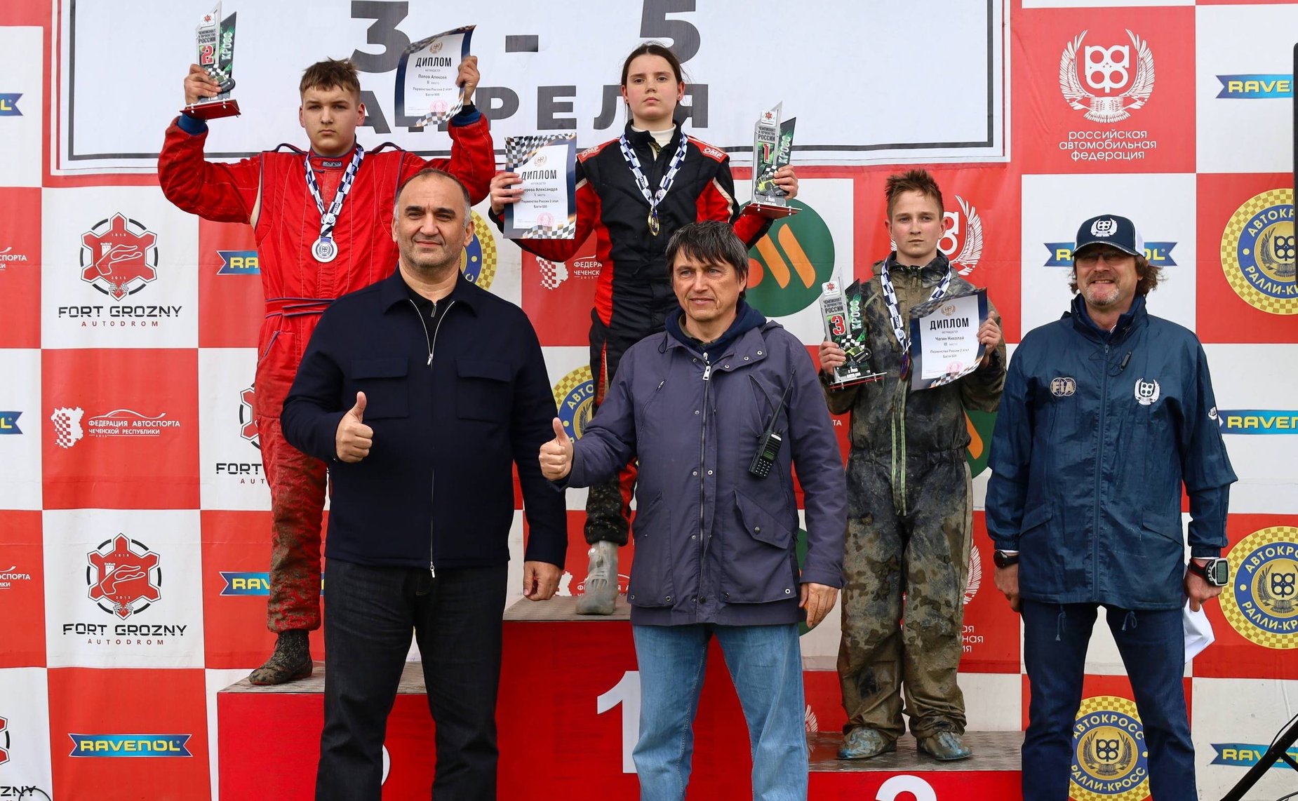 Мохмад Ахмадов в рамках работы в регионе посетил первый и второй этапы Чемпионата и Первенства России по кроссу, которые прошли на автодроме «Крепость Грозная»