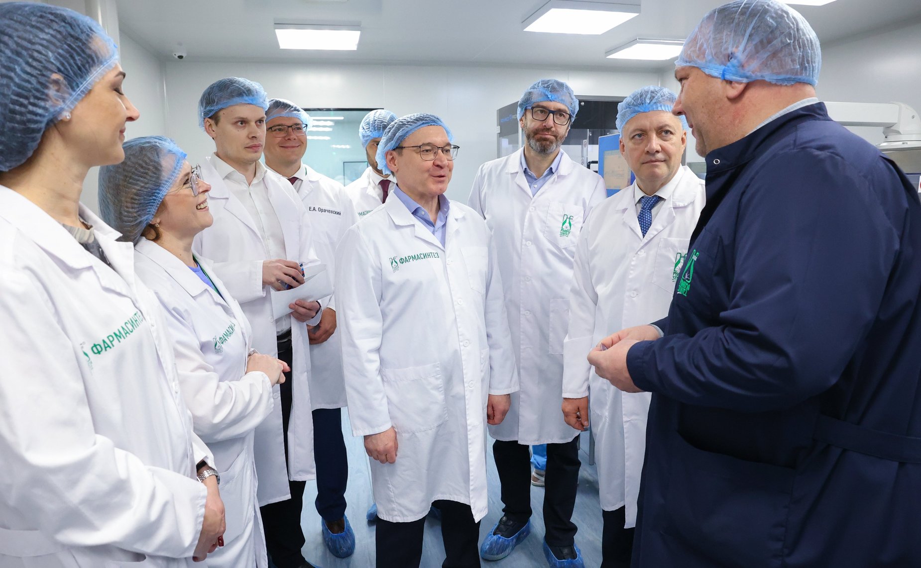 Первый заместитель Председателя Совета Федерации Владимир Якушев в ходе рабочей поездки в Иркутскую область посетил одно из самых больших фармпредприятий в России