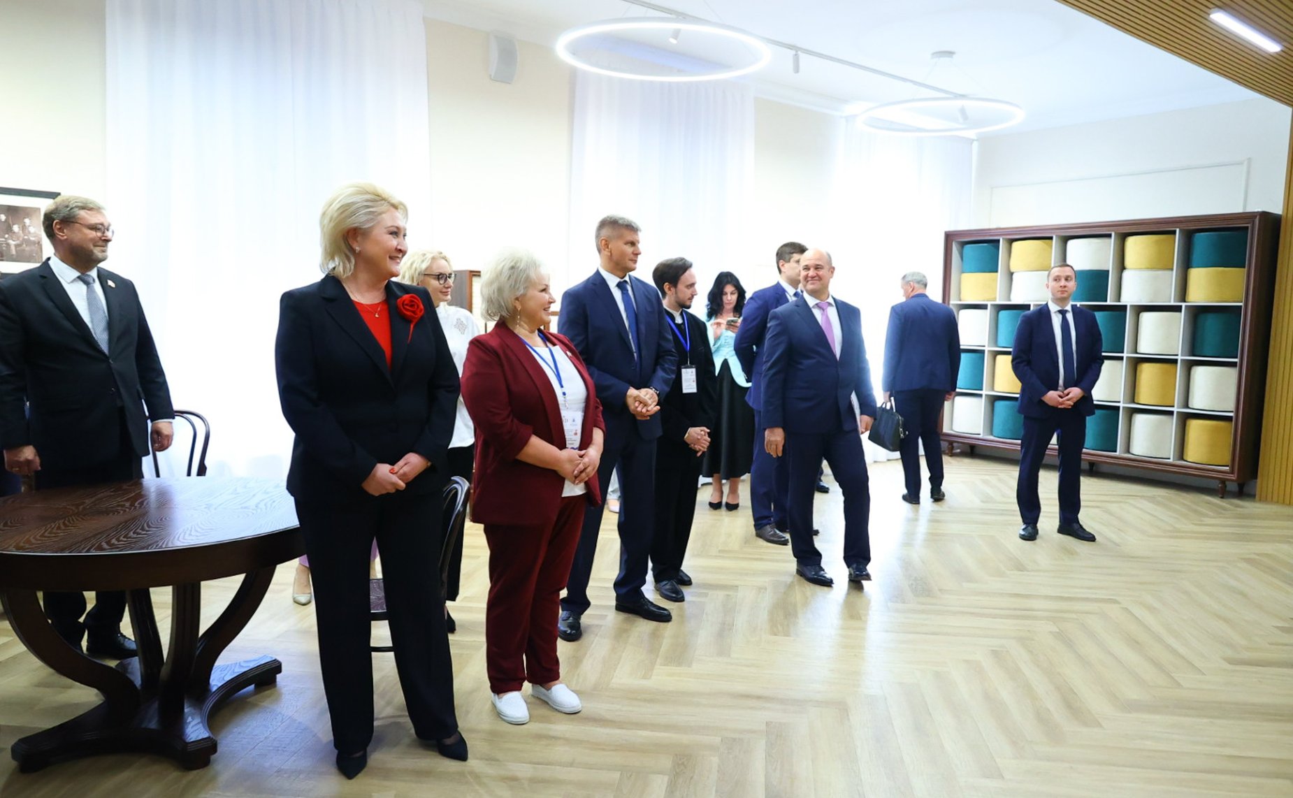 В рамках работы Х Парламентского форума «Историко-культурное наследие России» в Великом Новгороде Валентина Матвиенко посетила детскую общеобразовательную школу имени Г.Р. Державина и Дом музыки имени С.В. Рахманинова