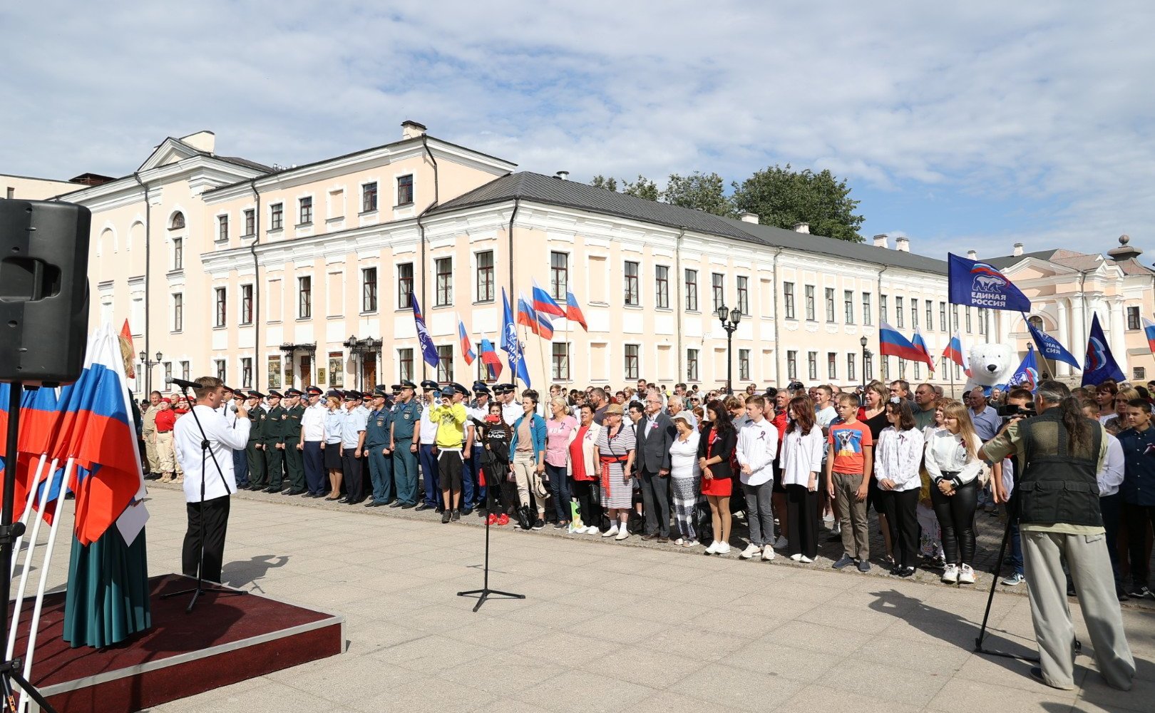 Елена Писарева приняла участие в мероприятиях, приуроченных ко Дню государственного флага Российской Федерации