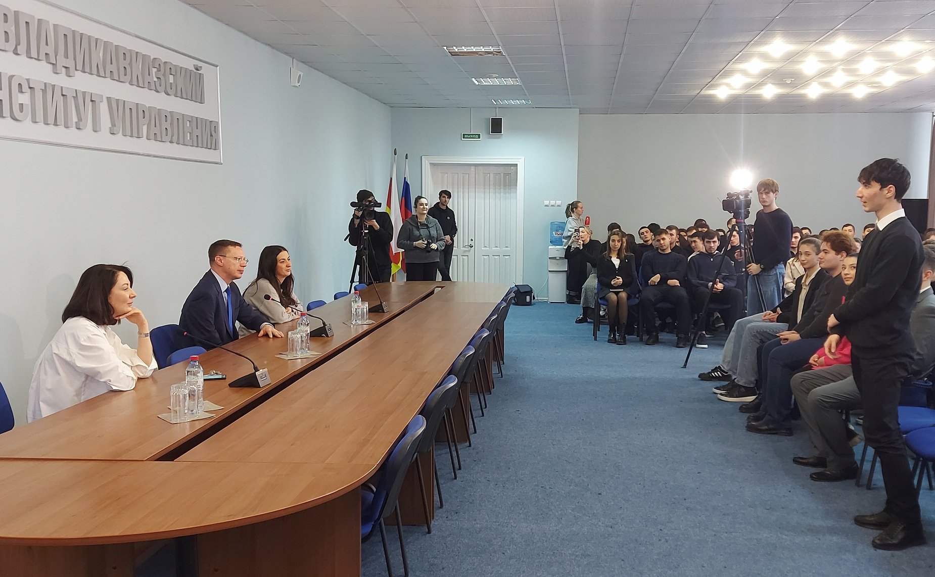 Виталий Назаренко, находясь с рабочей поездкой в регионе, провел встречу со студентами Владикавказского института управления