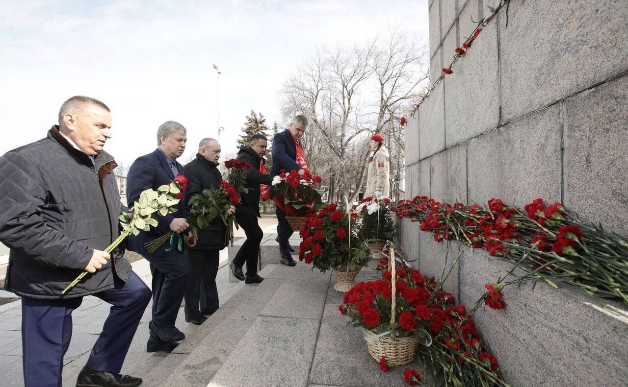 Айрат Гибатдинов принял участие в торжественном возложении цветов к памятнику Ленина совместно с губернатором Ульяновской области А. Русских