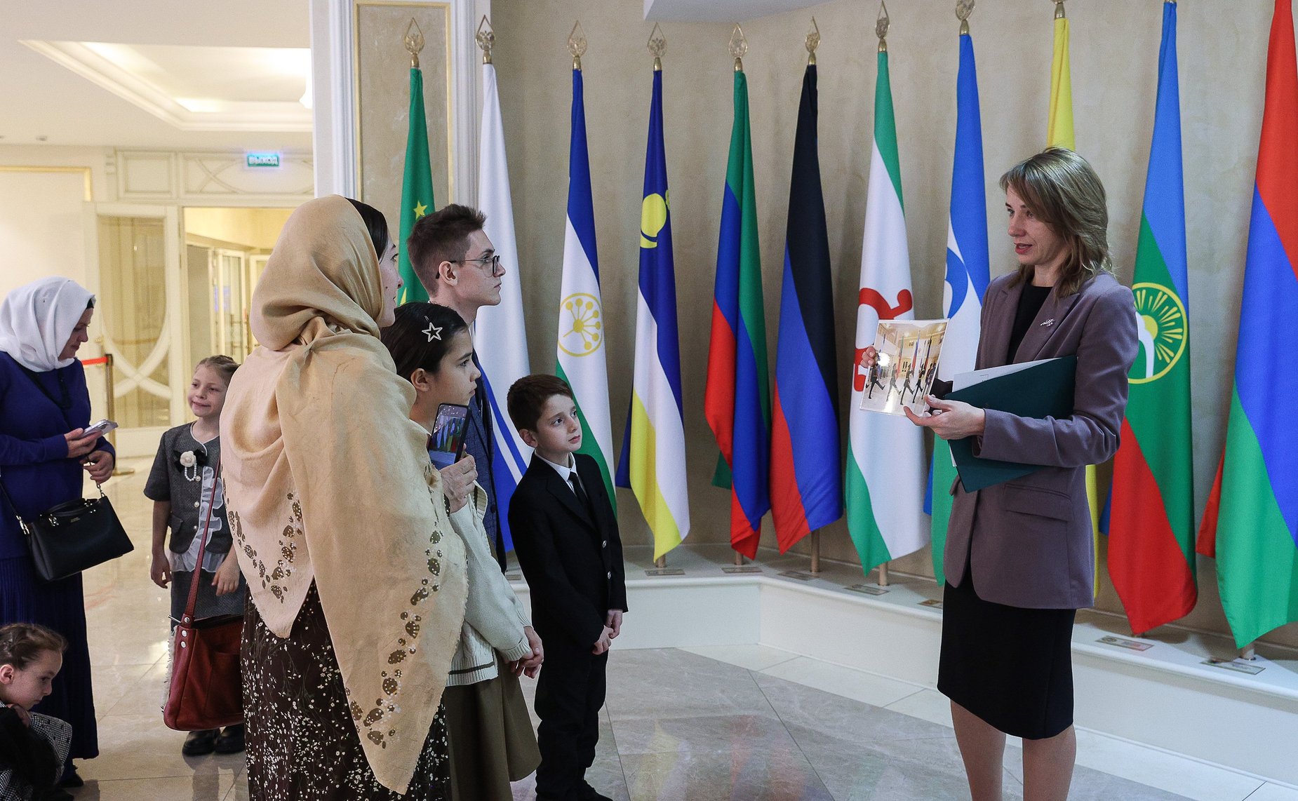 Валентина Матвиенко встретилась с детьми-участниками выставки художественных промыслов, прошедшей в рамках IX Парламентского форума «Историко-культурное наследие России»