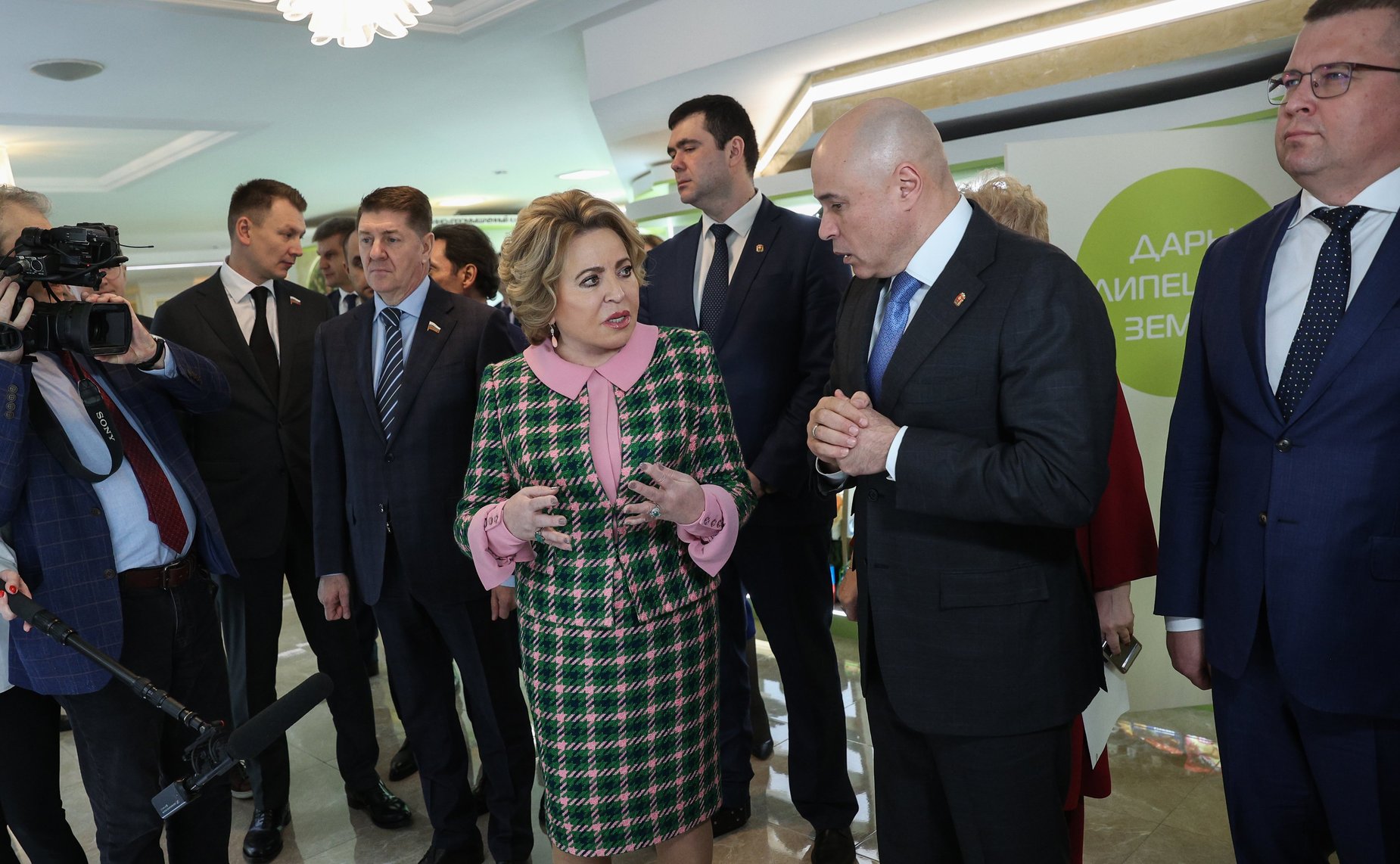 Валентина Матвиенко и Игорь Артамонов осмотрели выставку, посвященную истории и перспективным направлениям развития Липецкой области