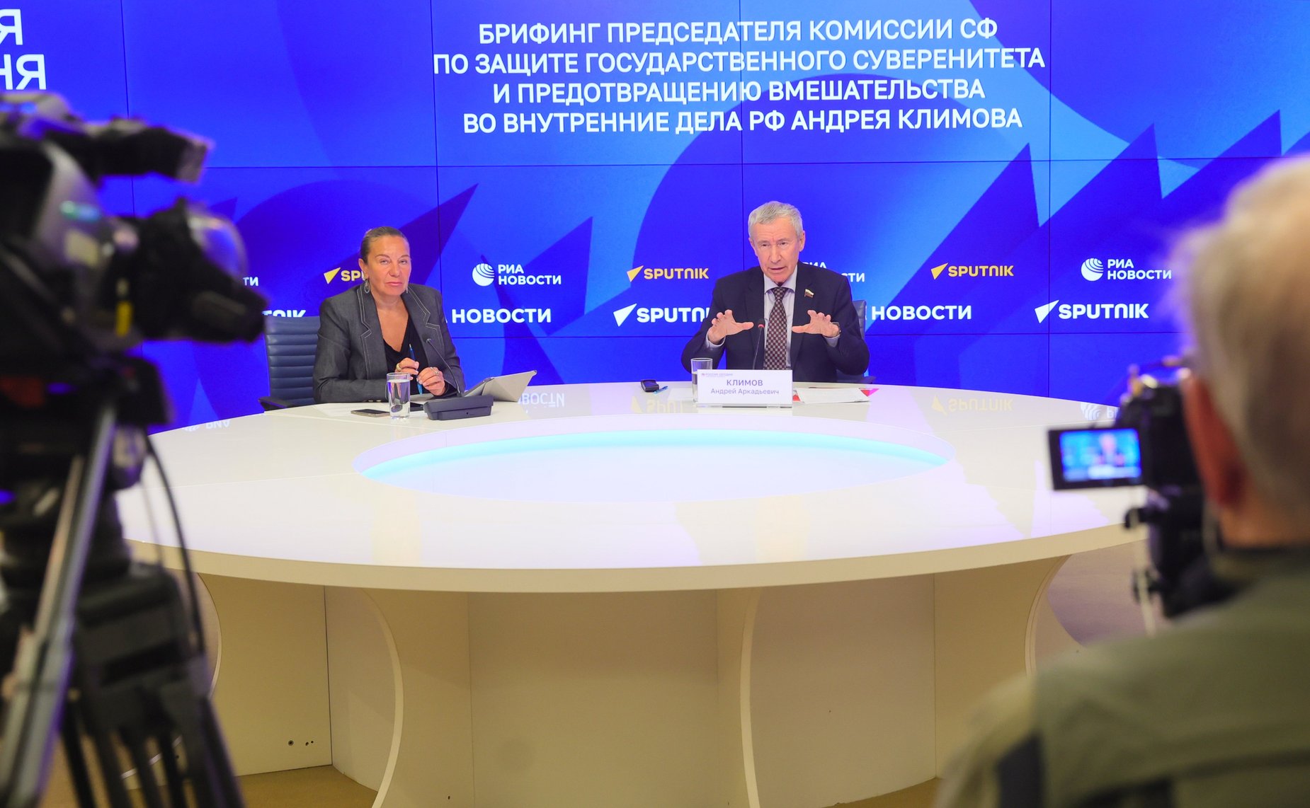 Брифинг председателя Комиссии СФ по защите государственного суверенитета и предотвращению вмешательства во внутренние дела РФ об итогах работы Комиссии в период весенней сессии и о планах на осеннюю сессию в контексте текущих международных событий