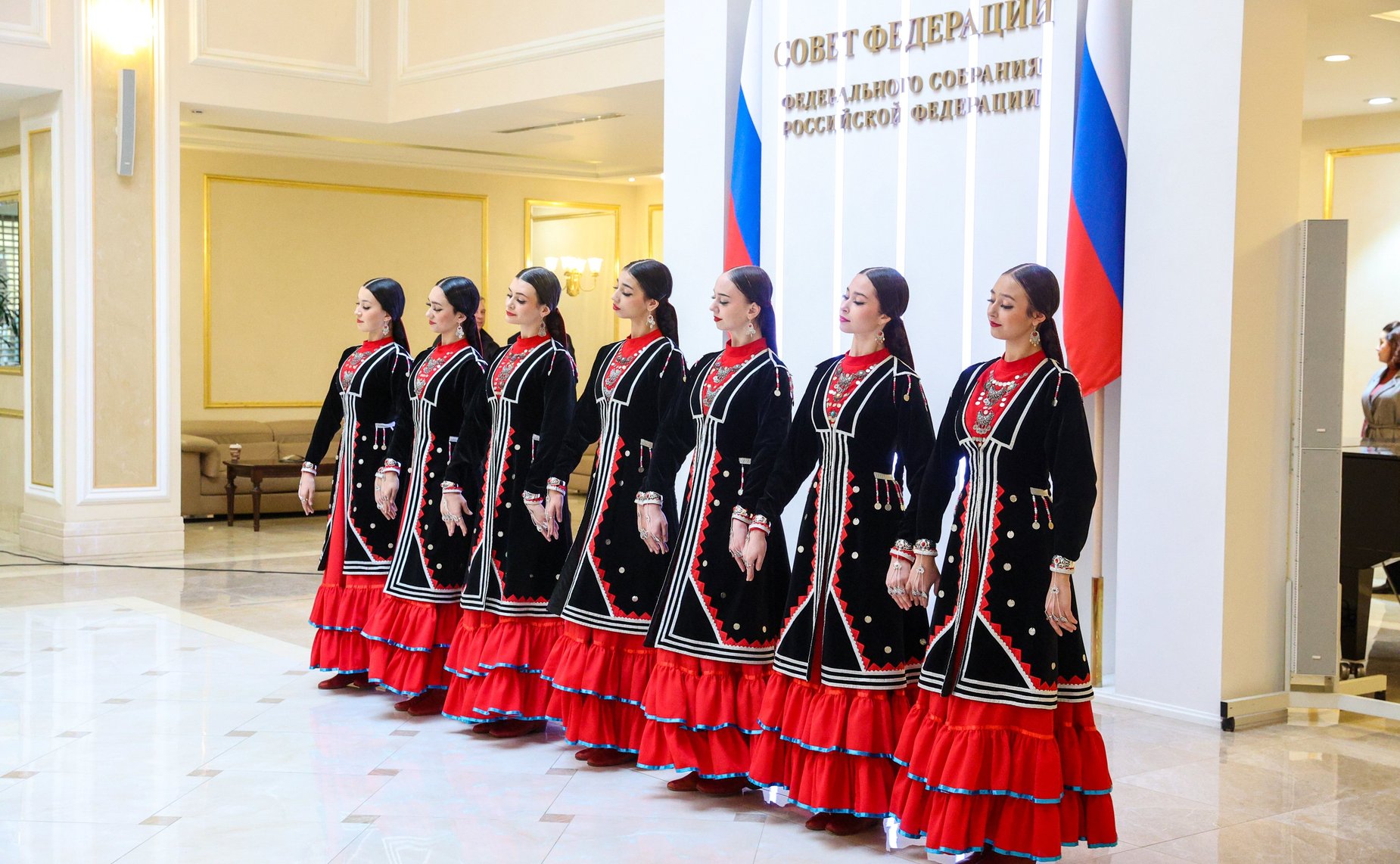 В Совете Федерации открылась выставка «Традиционные женские образы России»