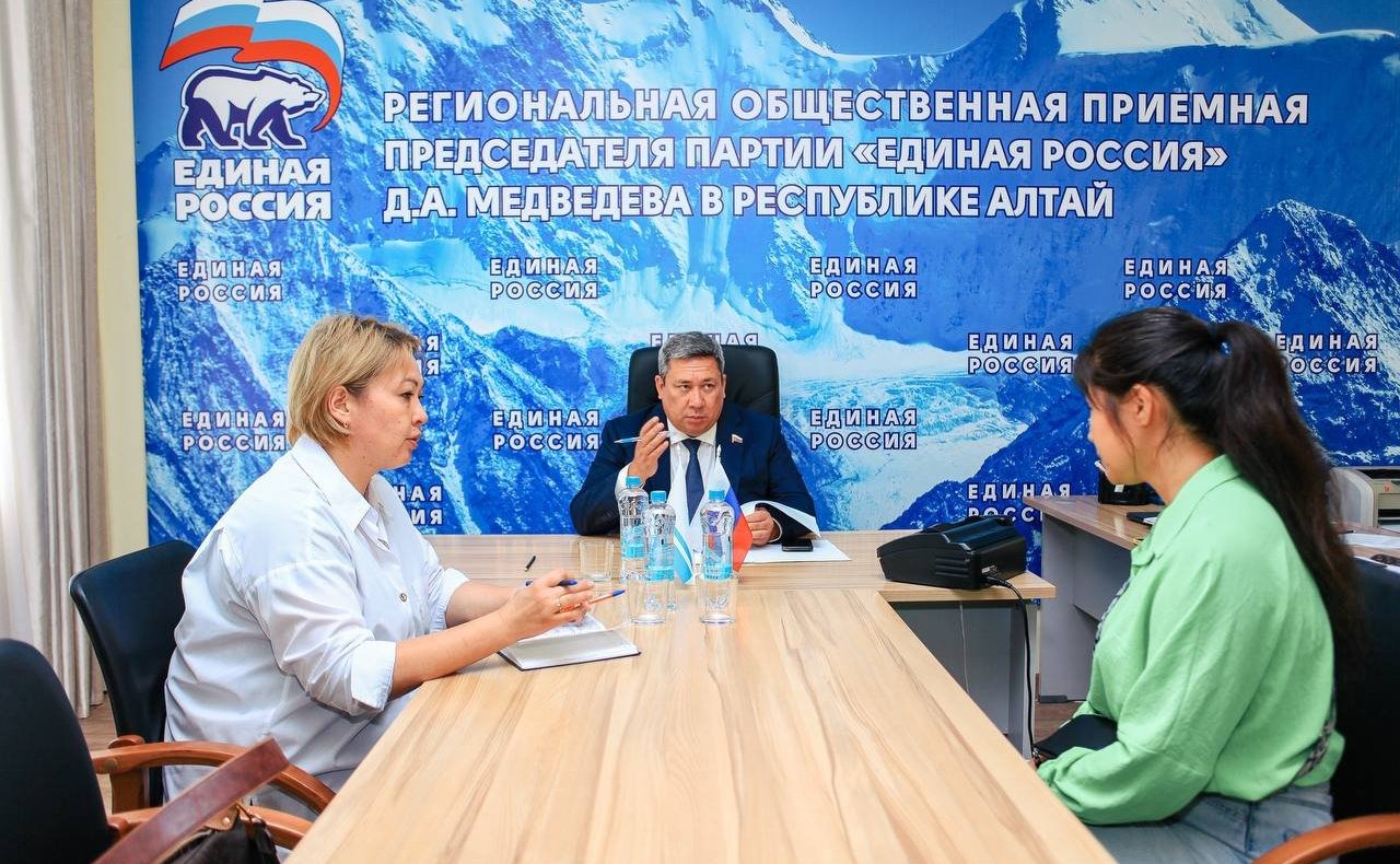 Владимир Полетаев провел личный прием граждан в региональной общественной приемной в Горно-Алтайске