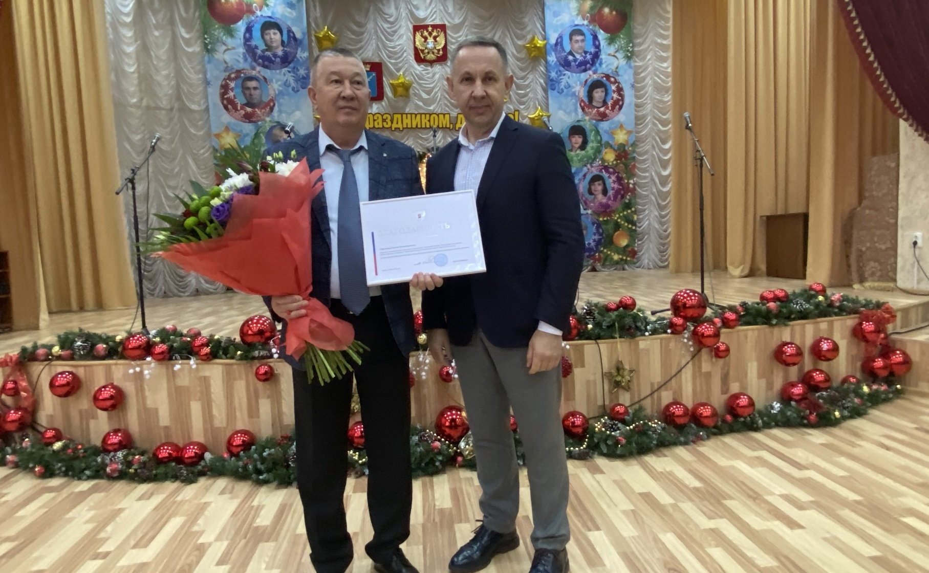 Олег Алексеев вручил Благодарность Председателя СФ директору дома-интерната Сергею Сафошкину