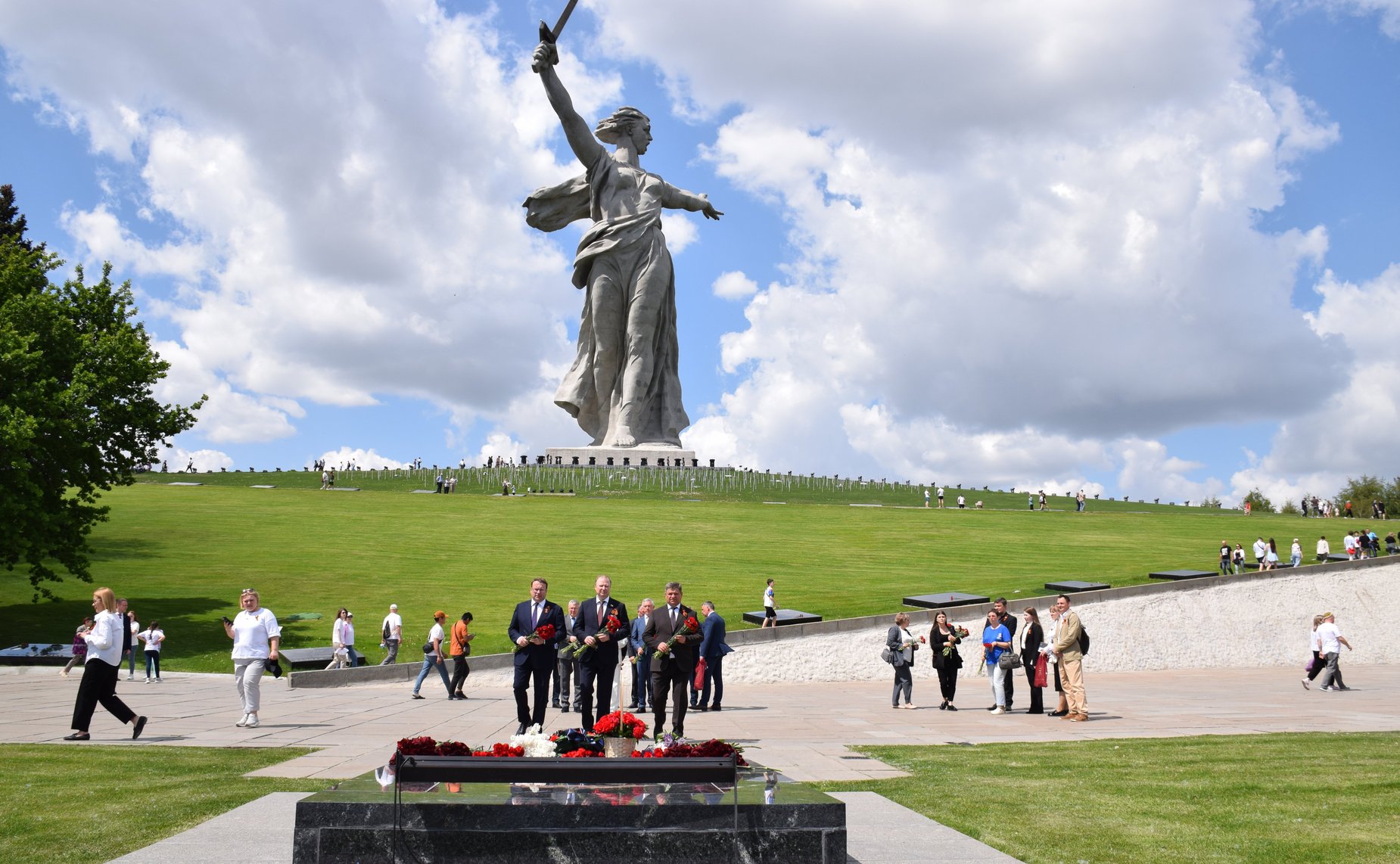 В целях увековечивания памяти участников Великой Отечественной войны, ушедших на фронт из Свердловской области, принимавших участие в Сталинградской битве, на Мамаевом кургане состоялась церемония открытия памятного знака