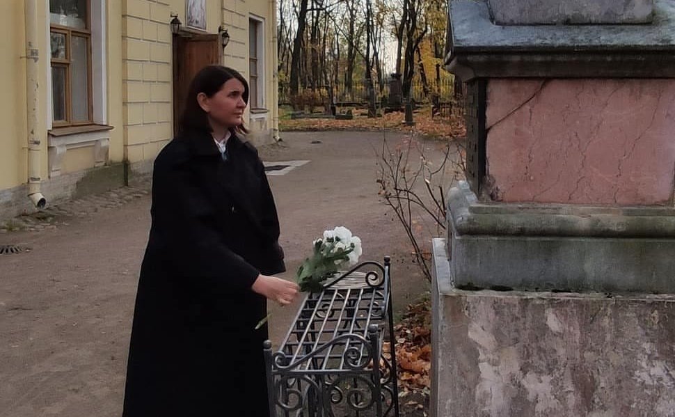 Юлия Лазуткина посетила с рабочей поездкой музей-некрополь «Литераторские мостки» в Санкт-Петербурге