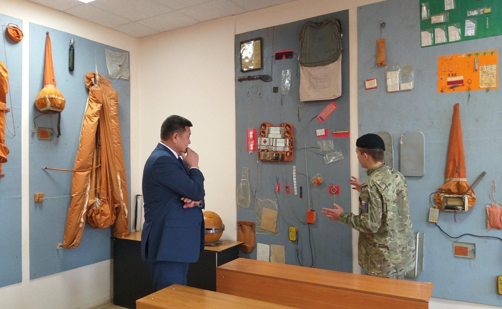 Вячеслав Мархаев осмотрел классы военно-медицинской, инженерной, общей военной подготовки, военной истории, основ морского дела, музей оружия