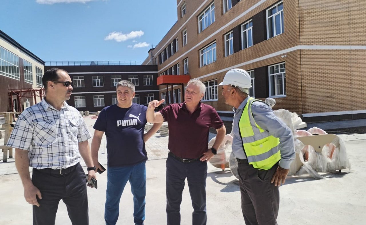 Сергей Михайлов в рамках рабочей поездки проверил ход строительных работ в образовательных организациях Забайкальского края