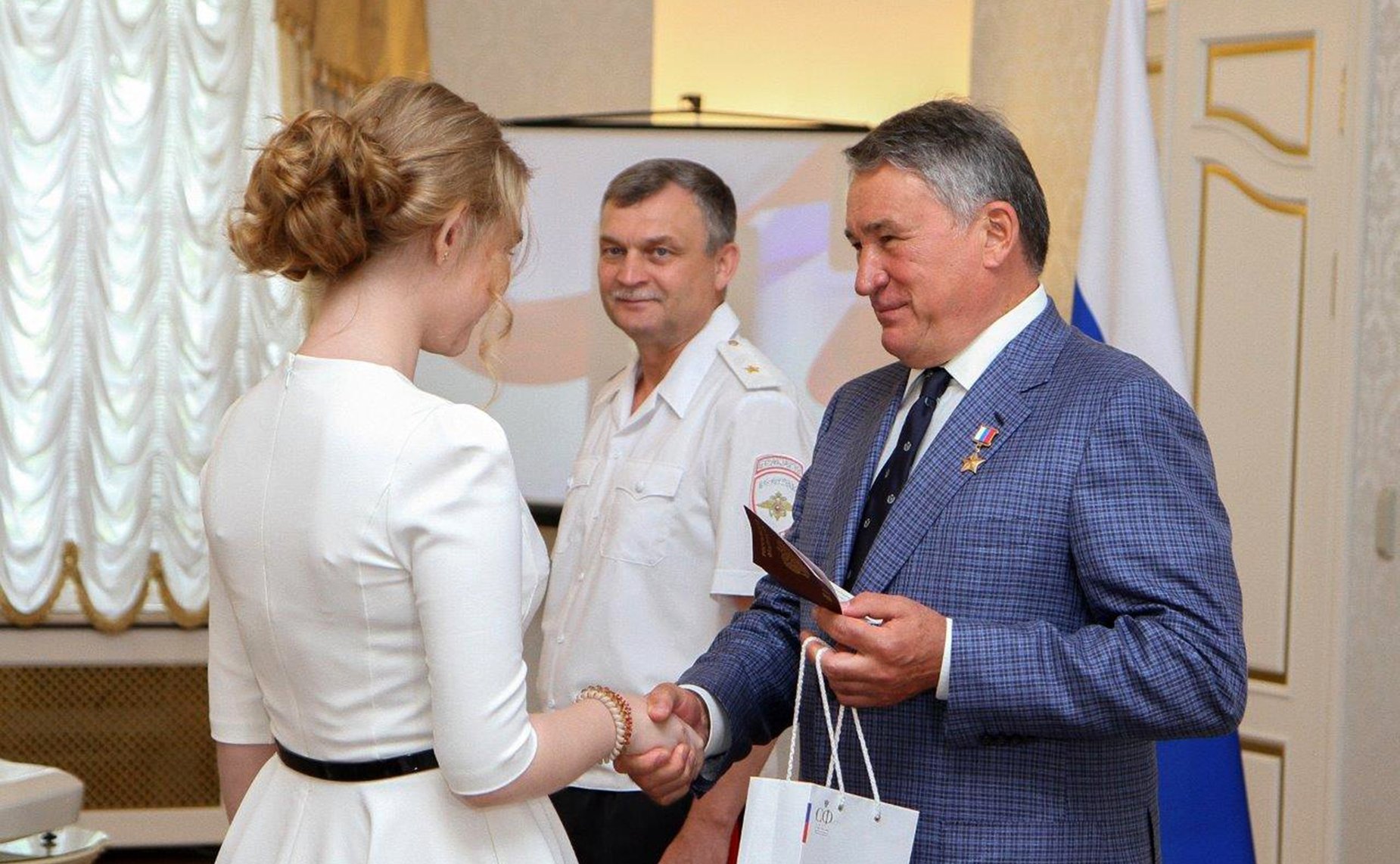 Ю. Воробьев вручил паспорта юным вологжанам