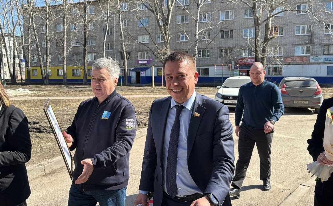 Айрат Гибатдинов вместе с главой Засвияжского района Наилем Юманкуловым передали диплом и знак «Почетный гражданин города Ульяновска» и поблагодарили за проявленный личный героизм и мужество при исполнении воинского долга по защите Отечества Мяфуру Асядул