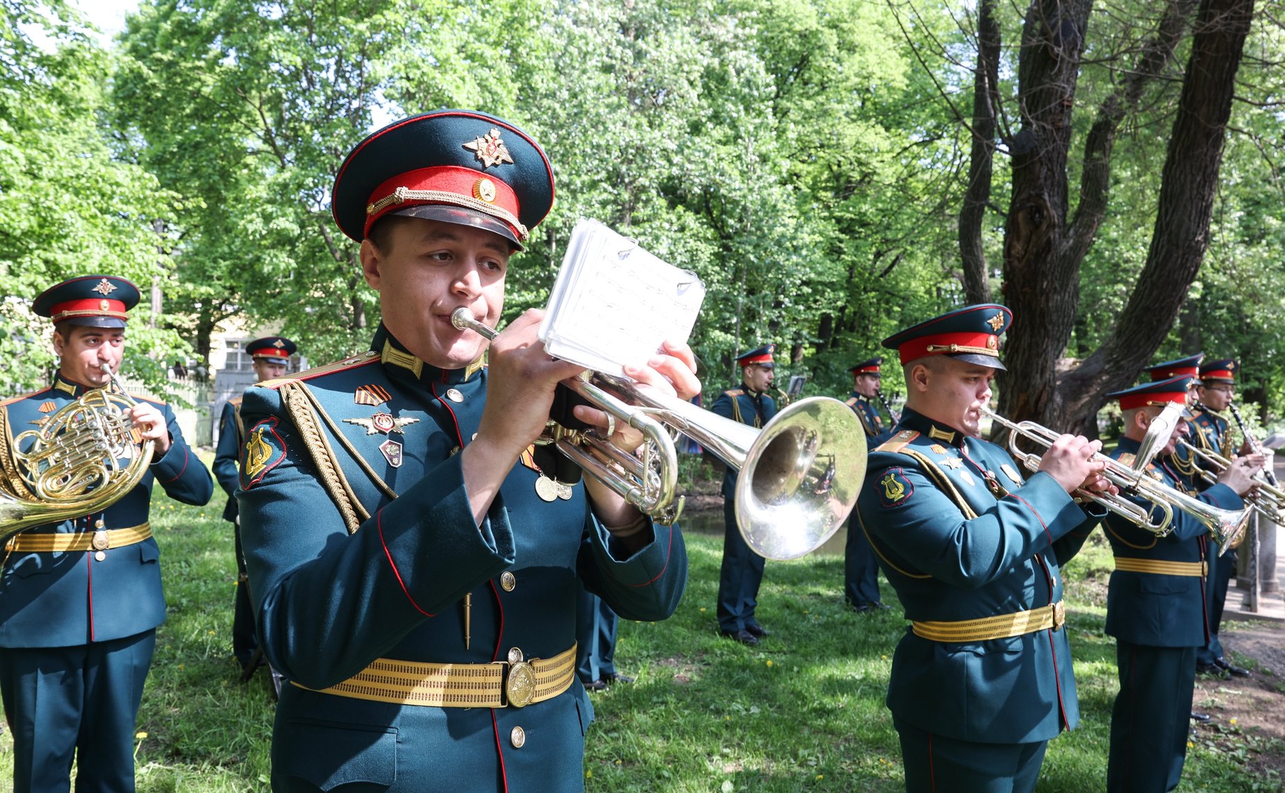 Высадка деревьев в Таврическом саду участниками X Невского международного экологического конгресса