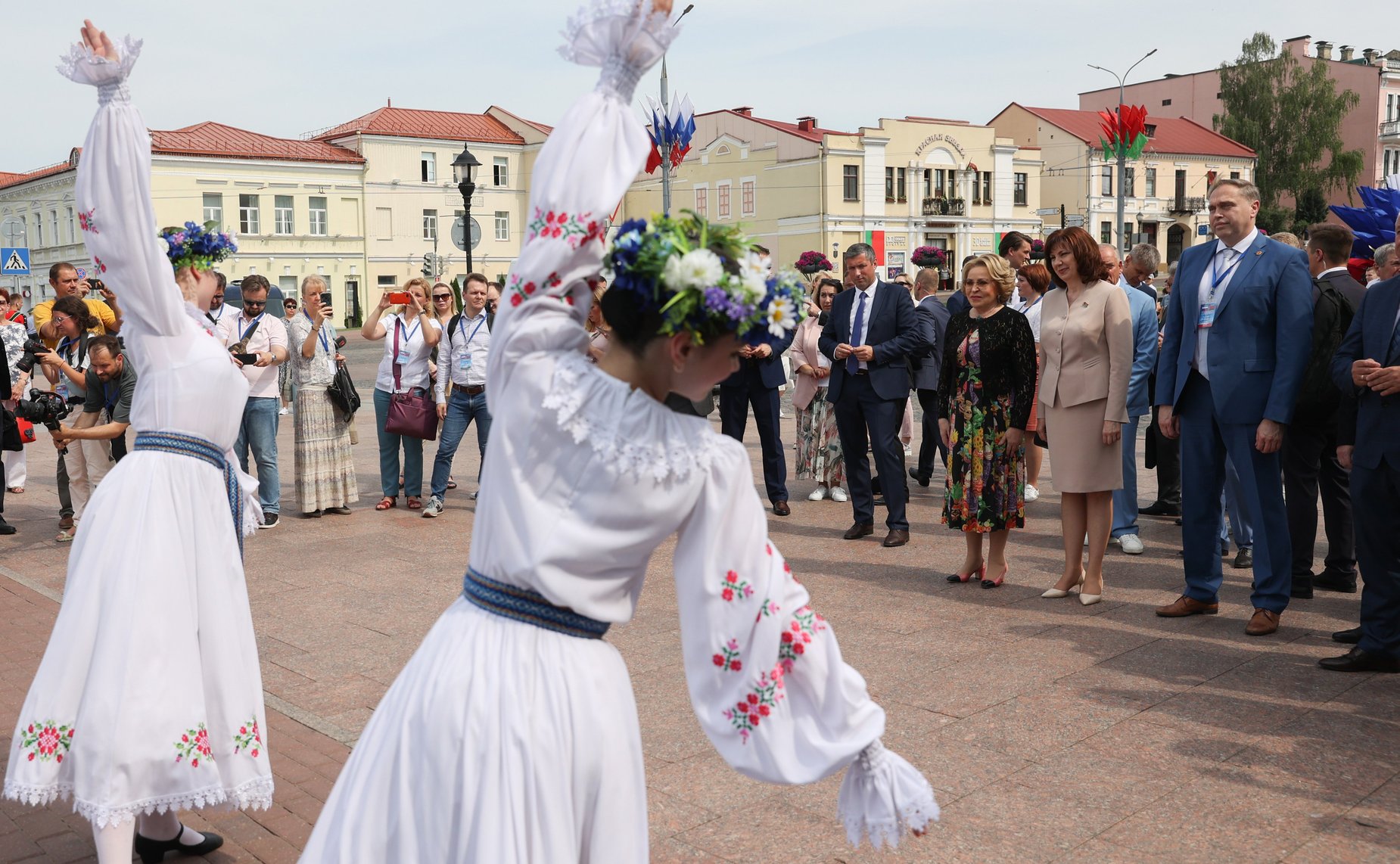 Валентина Матвиенко совместно с Натальей Кочановой открыли ярмарку достижений народного хозяйства Беларуси