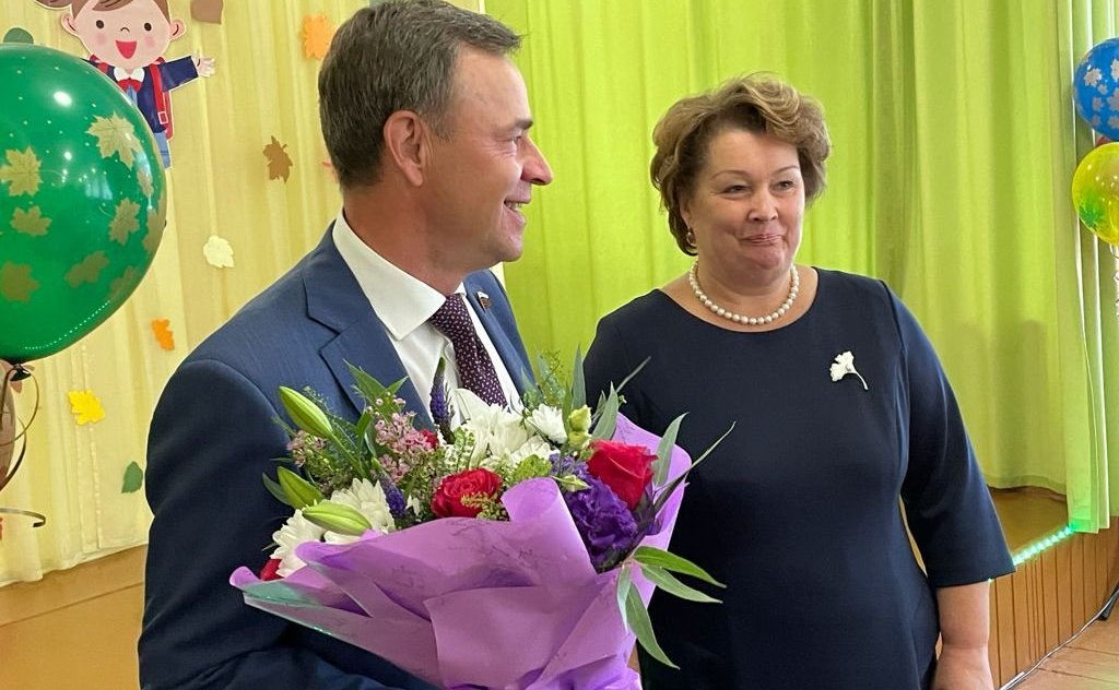 Виктор Новожилов поздравил учеников Вельской школы номер три с Днем знаний