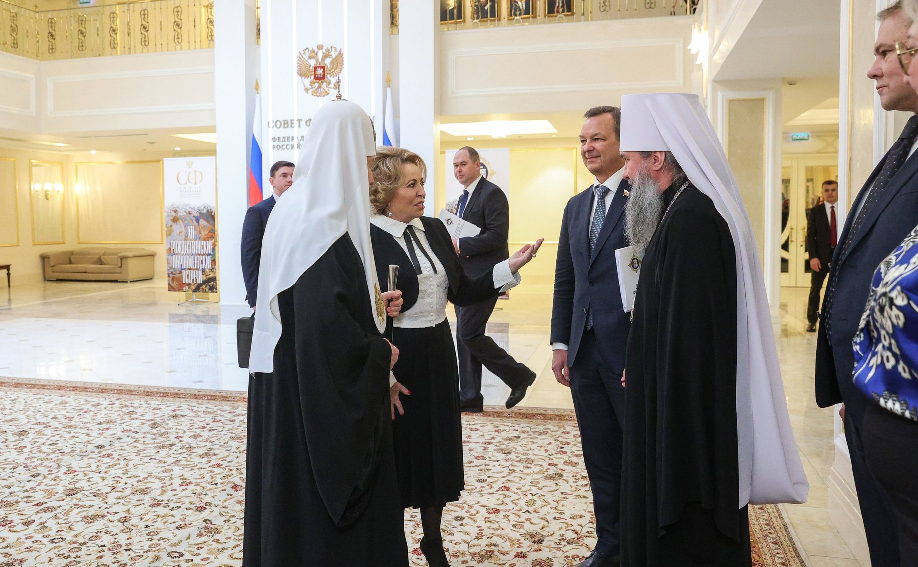 Председатель Совета Федерации Валентина Матвиенко и Святейший Патриарх Московский и Всея Руси Кирилл осмотрели выставку детских рисунков «Красота Божьего мира»