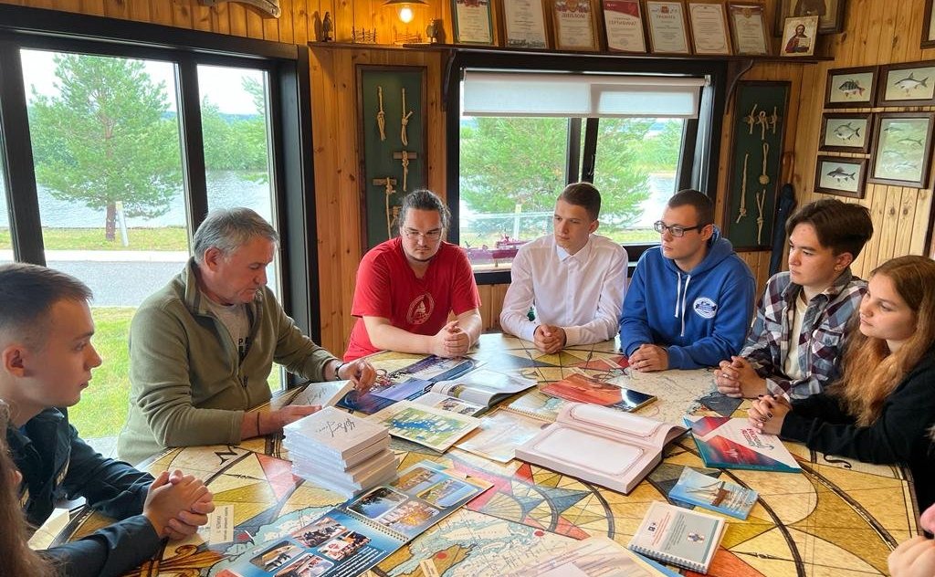 Заместитель Председателя СФ Юрий Воробьев в рамках поездки в регион встретился с выпускниками Молодежного клуба Русского географического общества «Корабелы Прионежья»