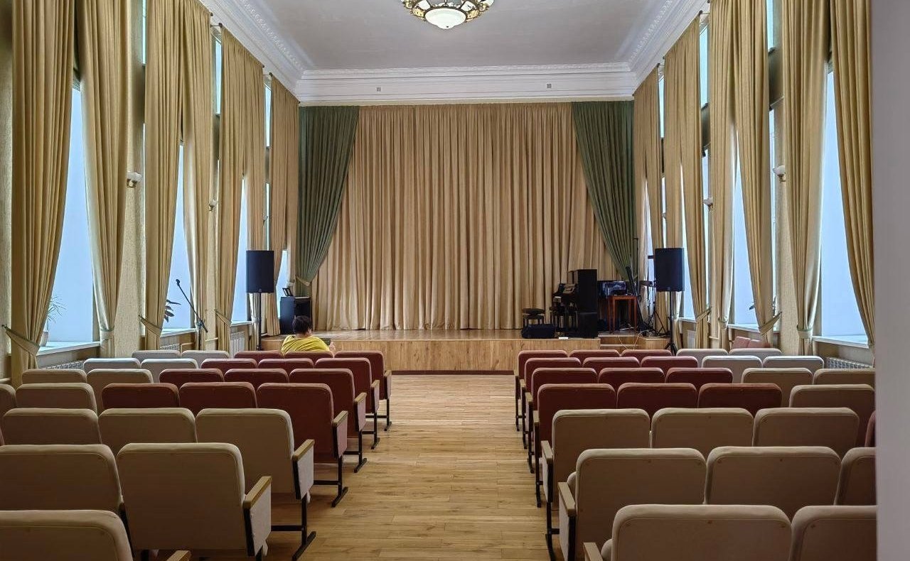 Артем Малащенков в поселке Хиславичи осмотрел Хиславичский районный центр культурно-досуговой работы и народного творчества