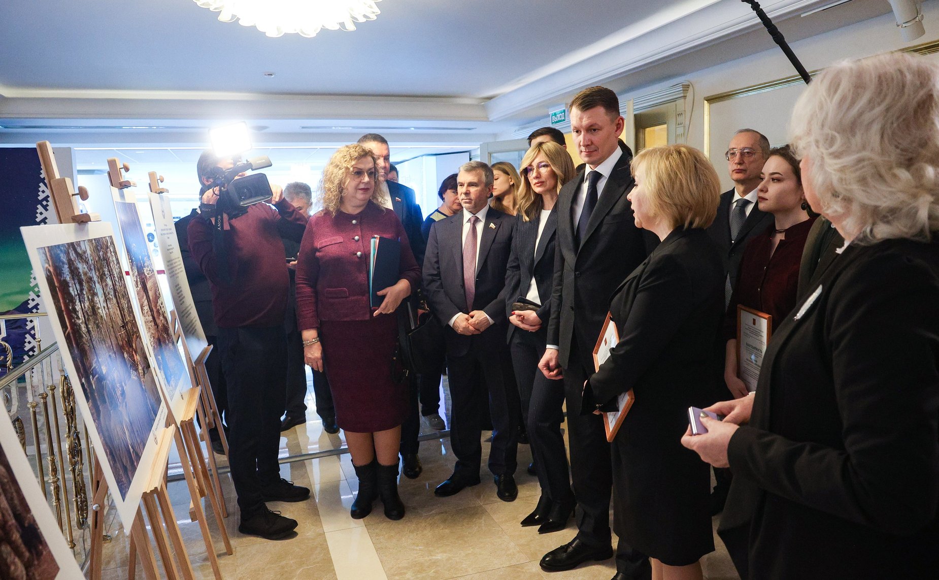 В Совете Федерации открылась фотоэкспозиция «Концертная бригада МГИК. Бойцам СВО»