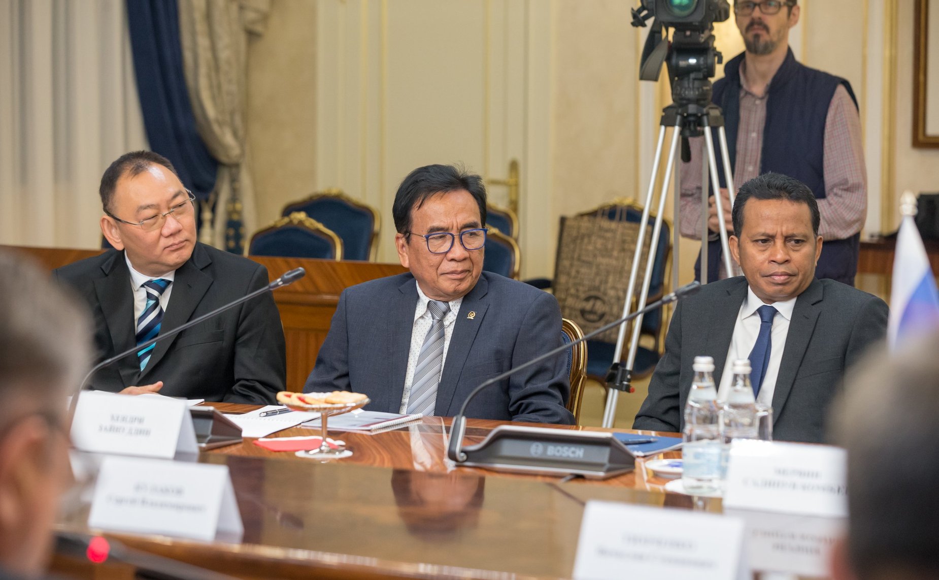 Встреча Вячеслава Тимченко с председателем Почетного собрания Совета представителей регионов Республики Индонезии Мервином Садипуном Комбером