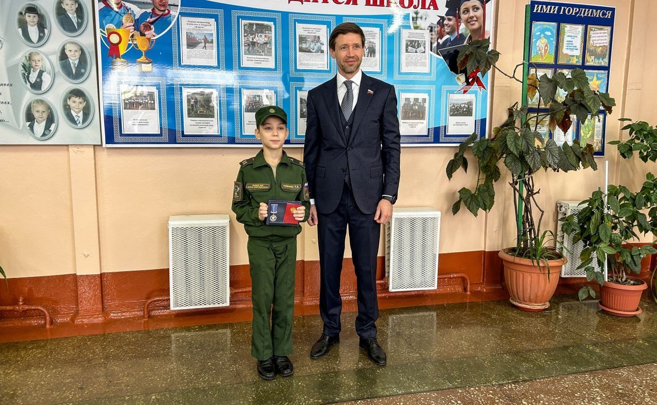 Артем Шейкин вручил медаль «За проявленное мужество» юному герою из Амурской области