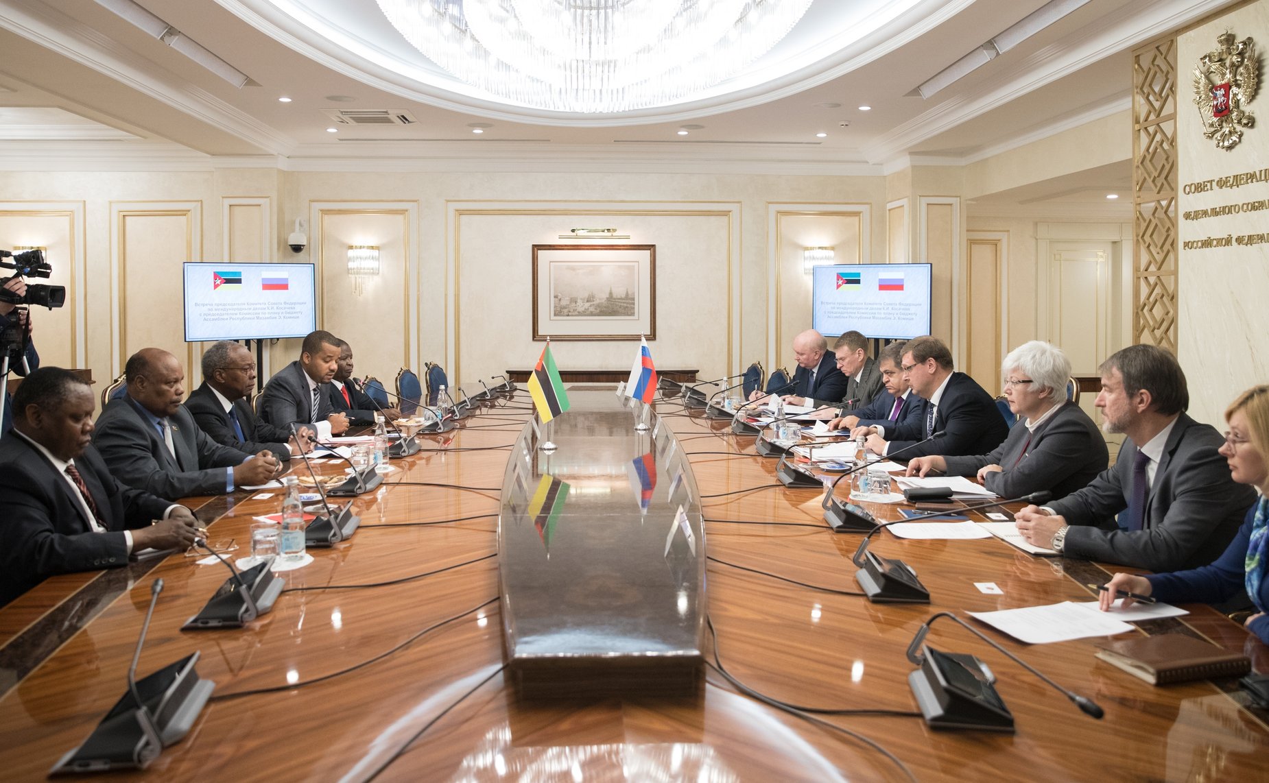 Встреча председателя Комитета СФ по международным делам Константина Косачева с председателем Комиссии по плану и бюджету Ассамблеи Республики Мозамбик Энеашем Комише