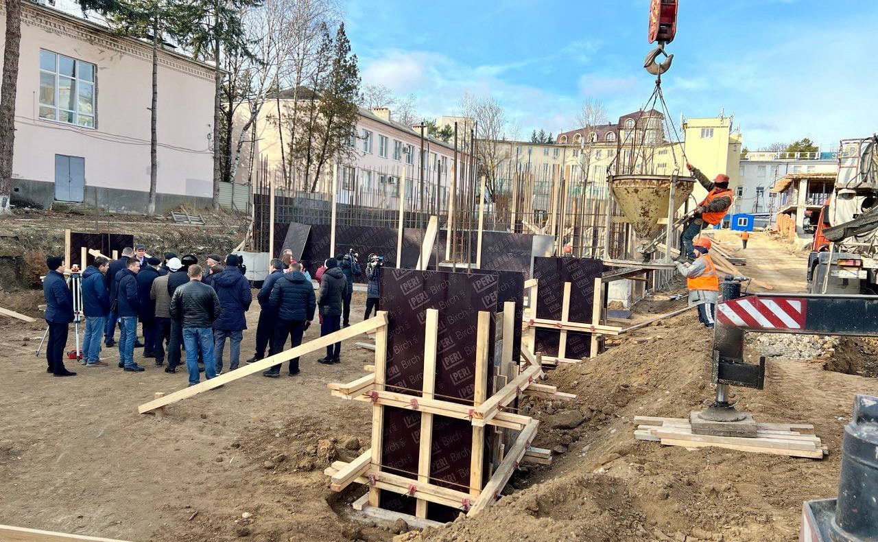 Анатолий Артамонов совершил рабочую поездку в Кавминводы и посетил строительные площадки социальных объектов Кисловодска