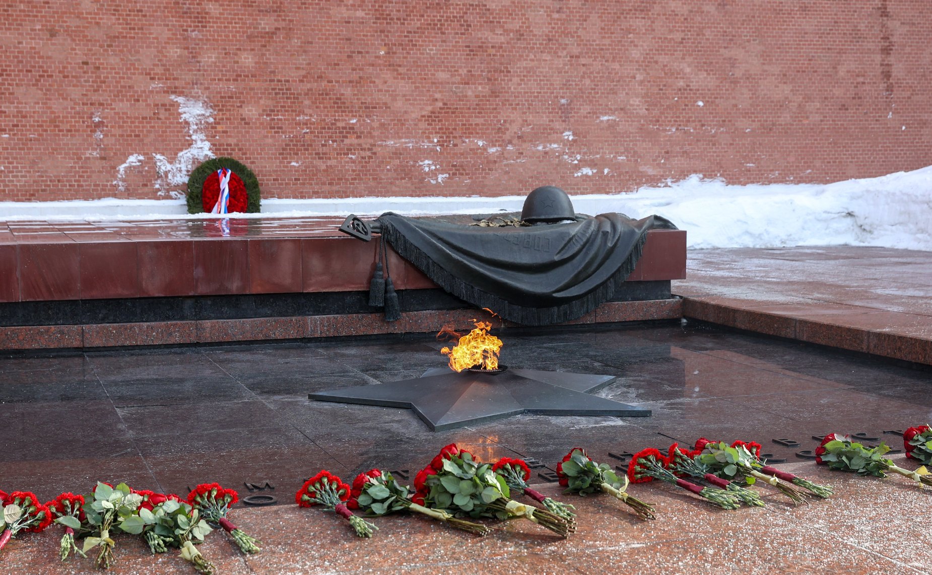 Председатель Совета Федерации Валентина Матвиенко возложила цветы к Могиле Неизвестного Солдата у Кремлевской стены