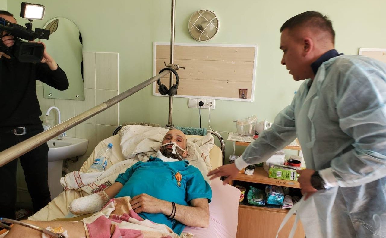 Айрат Гибатдинов побывал в республиканском госпитале, навестил раненых и вручил им памятные медали