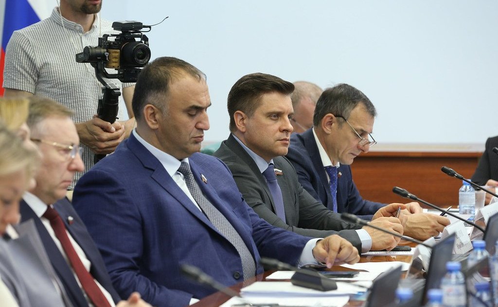 Оксана Хлякина представила закон, который расширяет права инвалидов по зрению