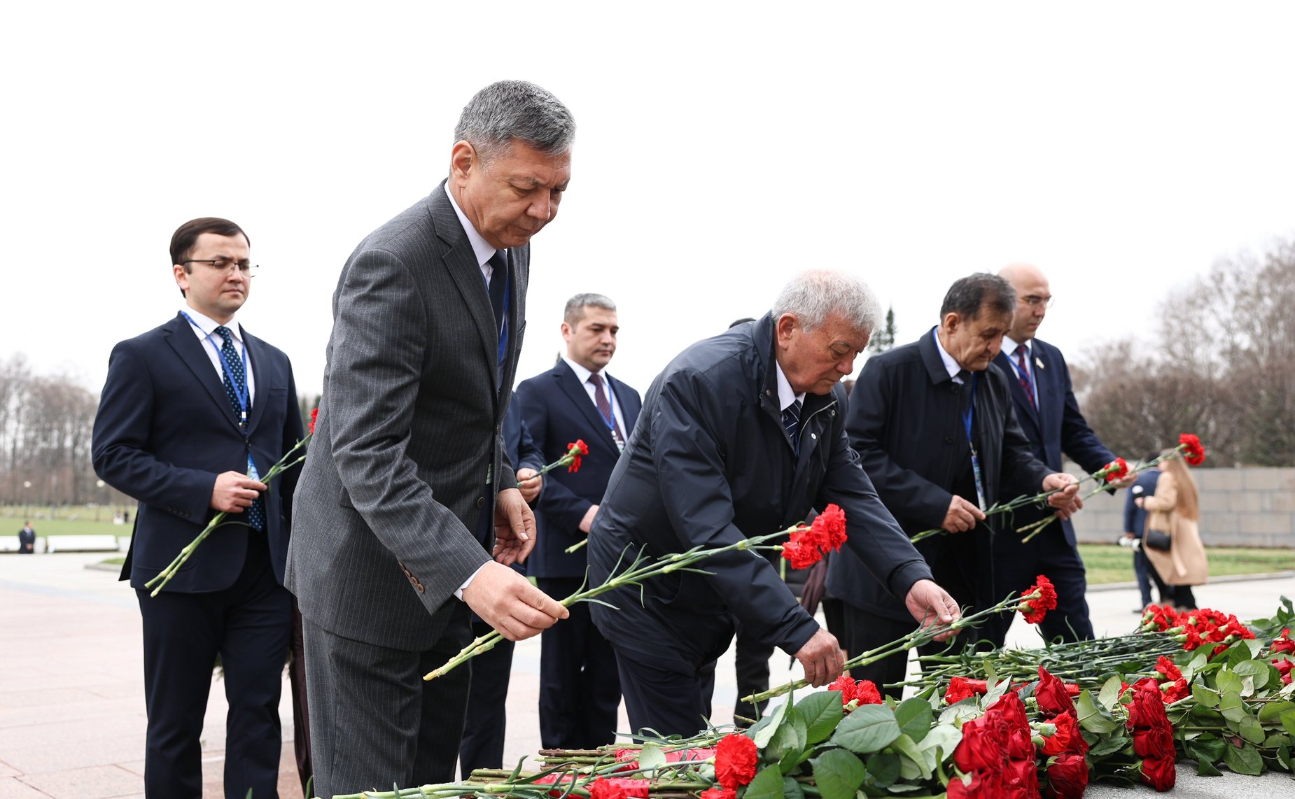 Делегации стран-участниц Межпарламентской Ассамблеи СНГ возложили венки и цветы к Монументу «Мать-Родина» на Пискаревском мемориальном кладбище, а также к памятным плитам государств на Аллее Памяти