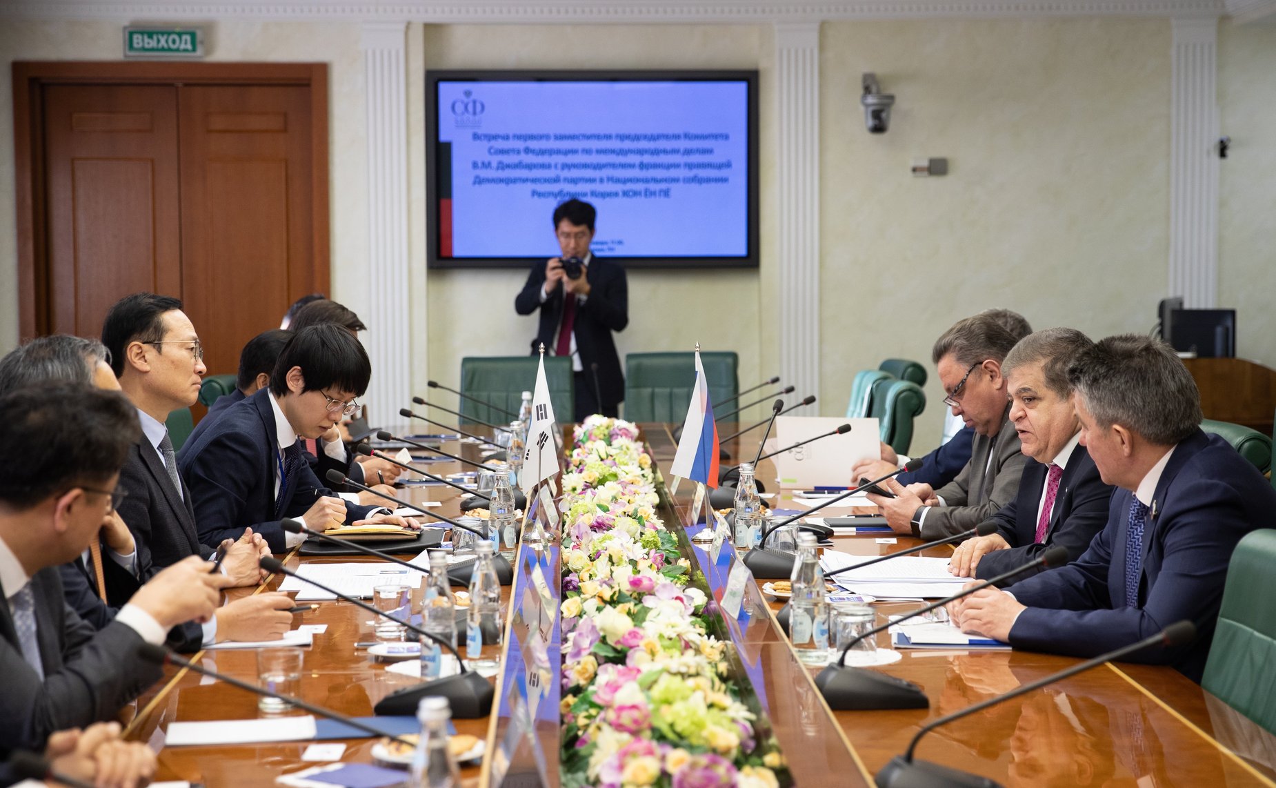 Встреча В. Джабарова с руководителем правящей Демократической партии в Национальном собрании Республики Корея Хон Ён Пё