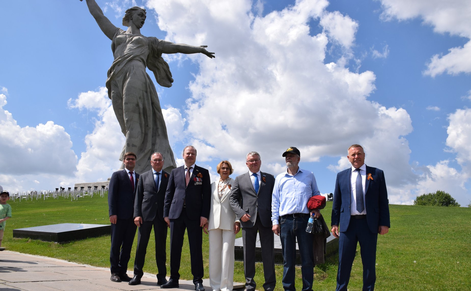 В целях увековечивания памяти участников Великой Отечественной войны, ушедших на фронт из Свердловской области, принимавших участие в Сталинградской битве, на Мамаевом кургане состоялась церемония открытия памятного знака