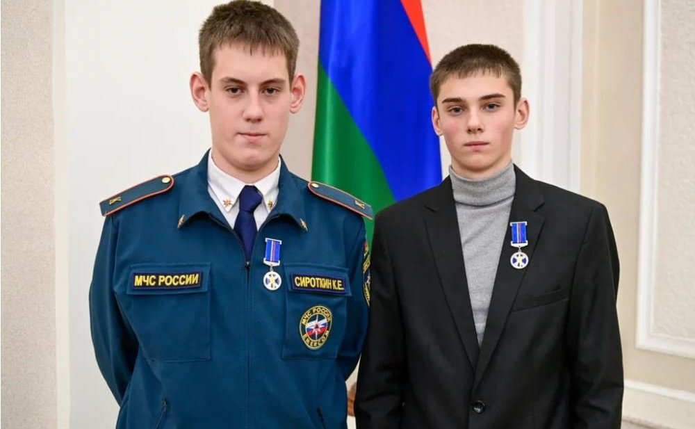 Владимир Чижов вместе с премьер-министром правительства Республики Карелия Александром Чепиком принял участие в церемонии награждения школьников из Республики Карелия памятными медалями Совета Федерации «За проявленное мужество»