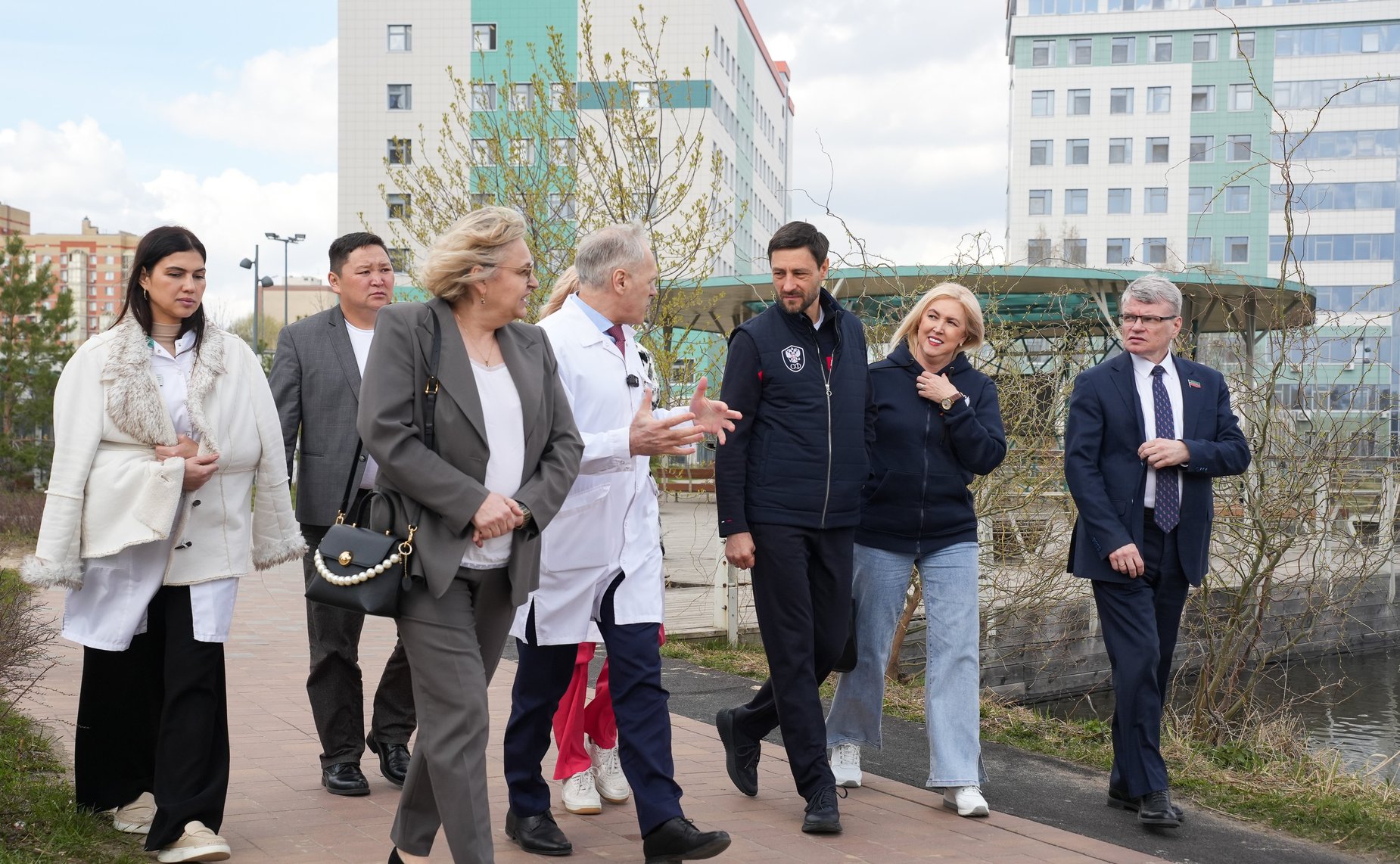Сенаторы посетили госпиталь для ветеранов войн и Республиканский лечебно-реабилитационный центр на базе городской клинической больницы №7 им. М. Н. Садыкова