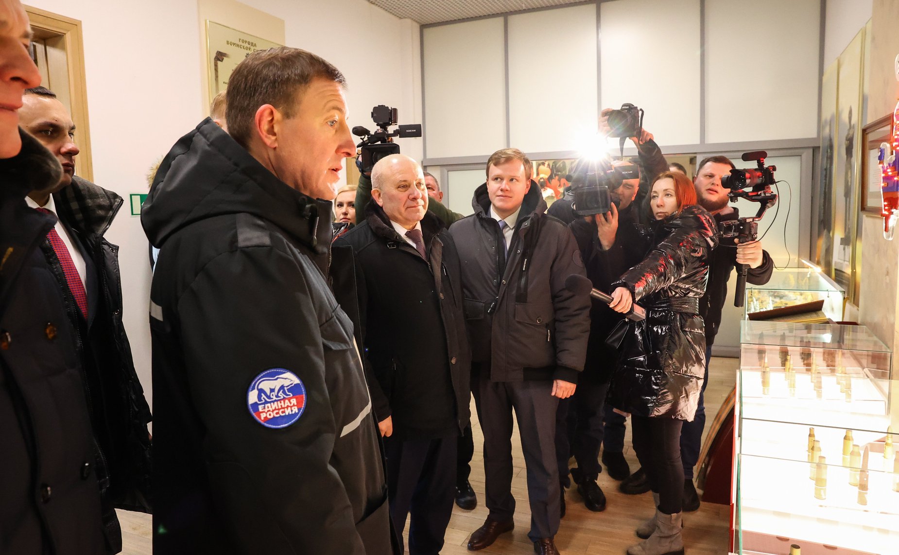 В ходе рабочей поездки в Хабаровский край первый заместитель Председателя СФ Андрей Турчак вместе с губернатором региона Михаилом Дегтяревым и мэром г. Хабаровска Сергеем Кравчуком посетил хабаровский Центр патриотического воспитания