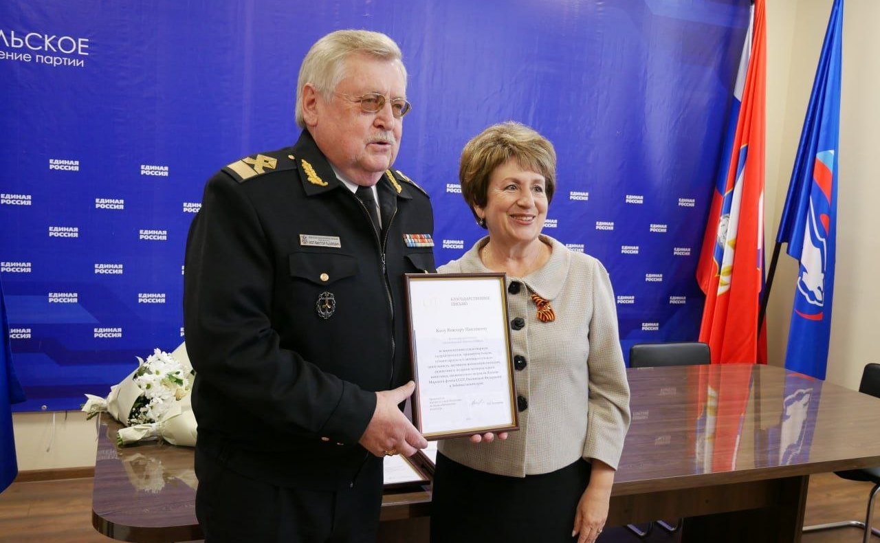 Екатерина Алтабаева в рамках приема вручила благодарственные письма Комитета СФ по науке, образованию и культуре севастопольцам, много и плодотворно работающим с молодёжью