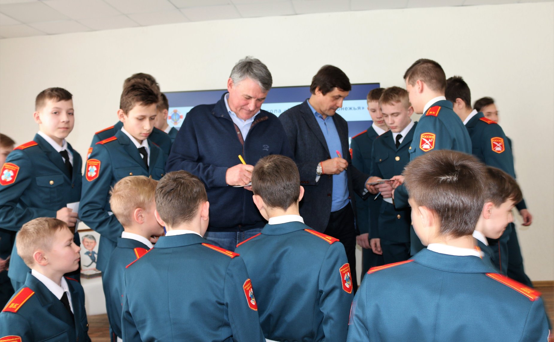 Ю. Воробьев и президент Федерации хоккея Московской области В. Каменский посетили Арктический спасательный центр «Вытегра»