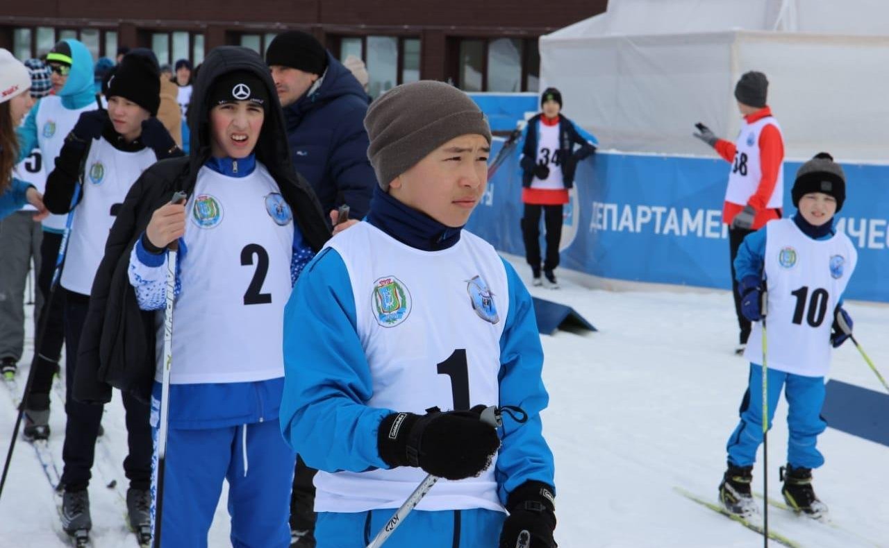 Эдуард Исаков вручил золотые знаки ГТО учащимся и тренерам Югорского колледжа-интерната олимпийского резерва
