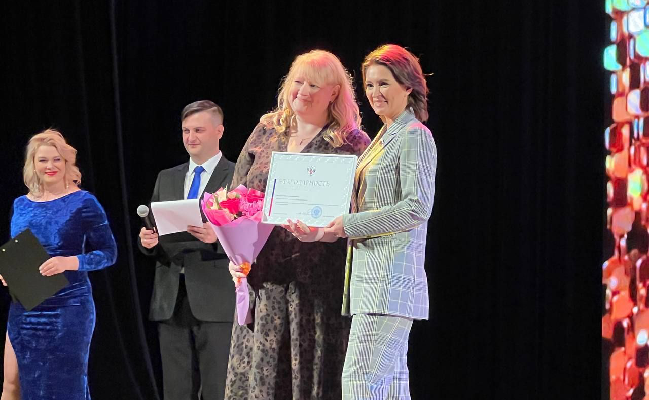 Маргарита Павлова в ходе поездки в регион вручила Благодарность Председателя Совета Федерации Министру социальных отношений Челябинской области Ирине Буториной