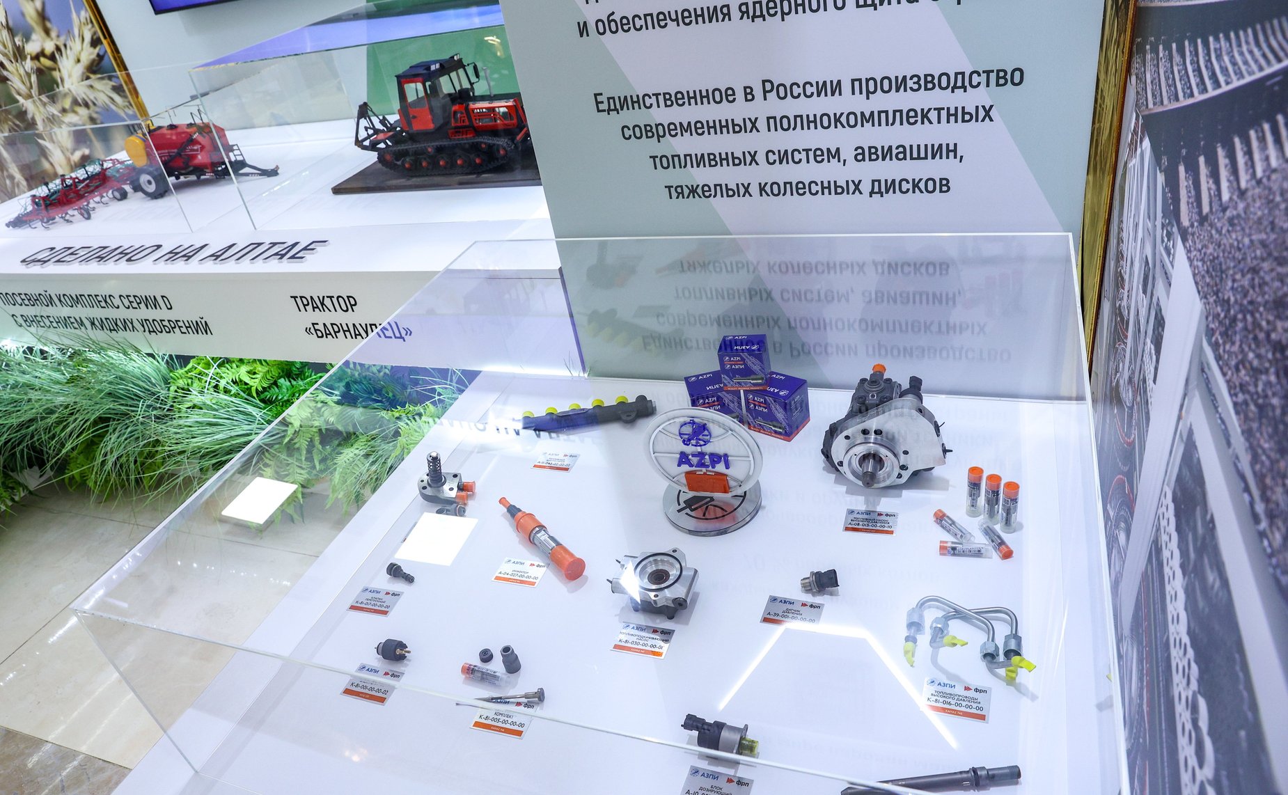 Валентина Матвиенко и Виктор Томенко осмотрели выставку, посвященную истории и перспективным направлениям развития Алтайского края