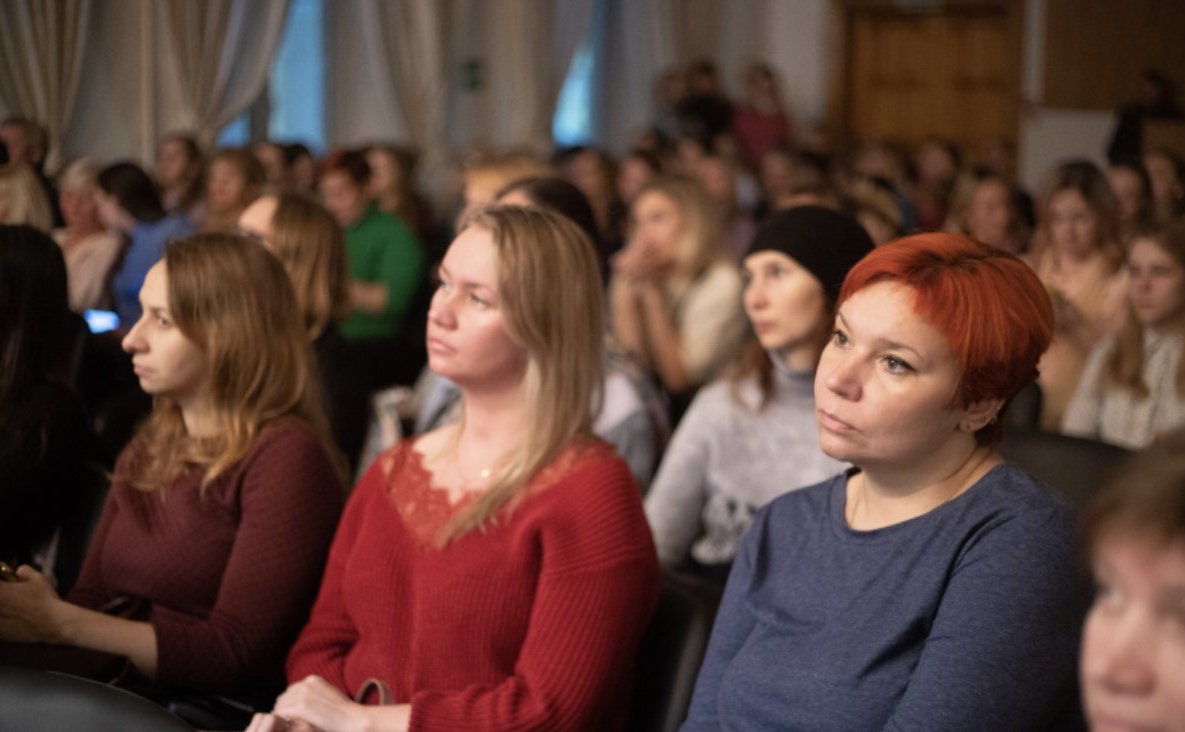 Ирина Кожанова приняла участие в праздничном концерте по случаю празднования международного Дня матери в МБУ ДО «Центр дополнительного образования» г. Смоленска