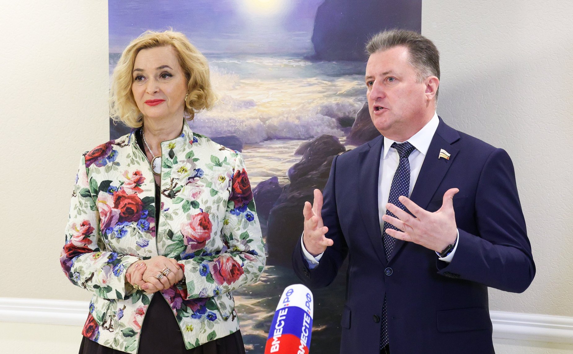 В Совете Федерации состоялось открытие выставки произведений живописи «Цветные письма в будущее»