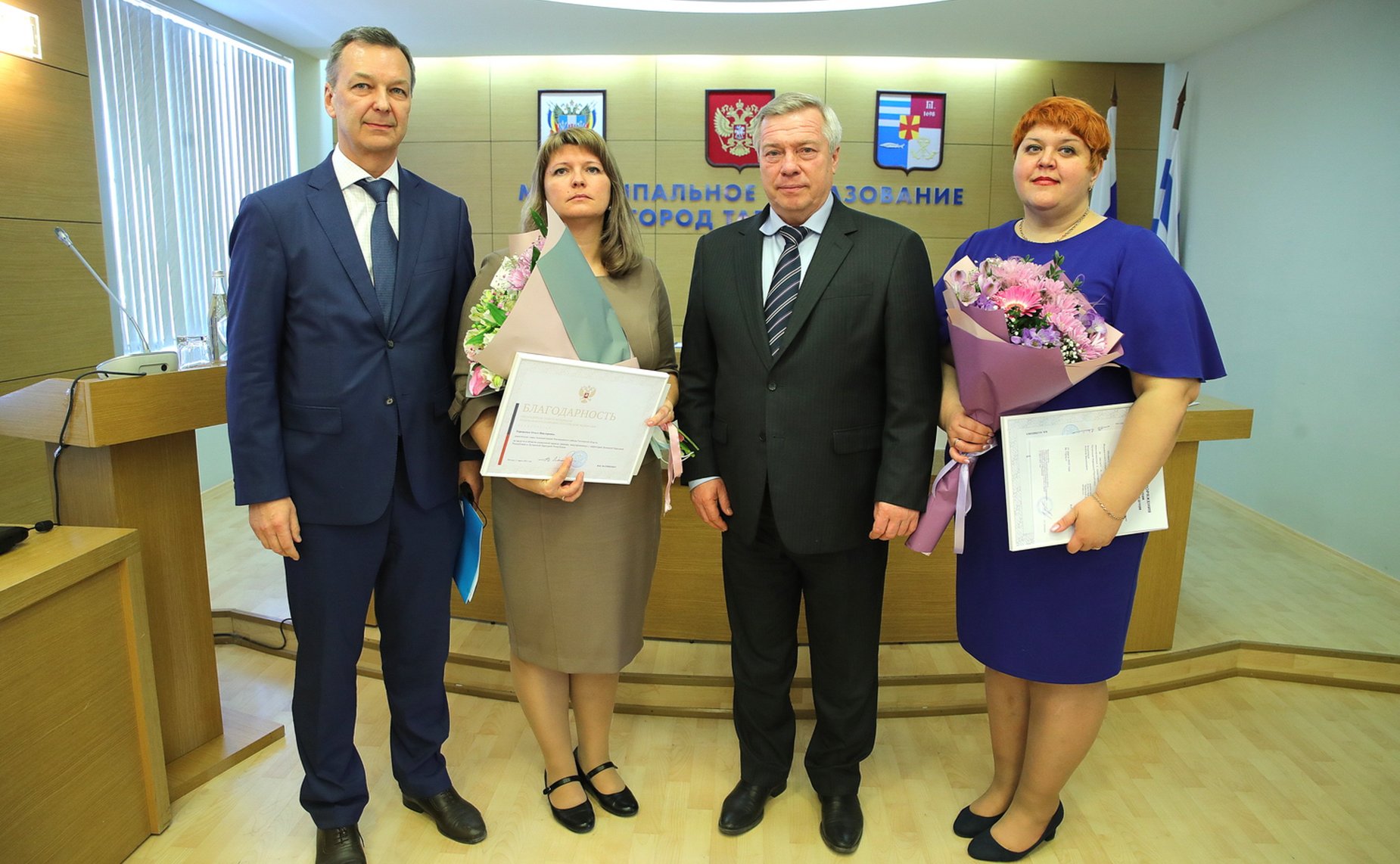 Первый заместитель Председателя Совета Федерации Андрей Яцкин вручил Благодарности Председателя СФ директору Пансионата «Красный десант» Анжеле Анцуповой и заместителю главы Администрации Неклиновского района Ольге Терещенко