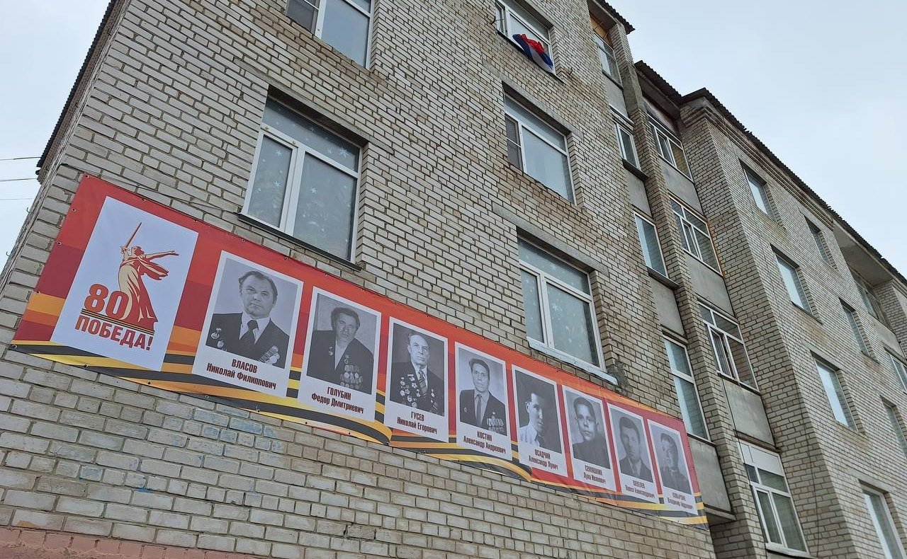 Денис Гусев принял участие в установке стенда памяти об участниках Великой Отечественной войны