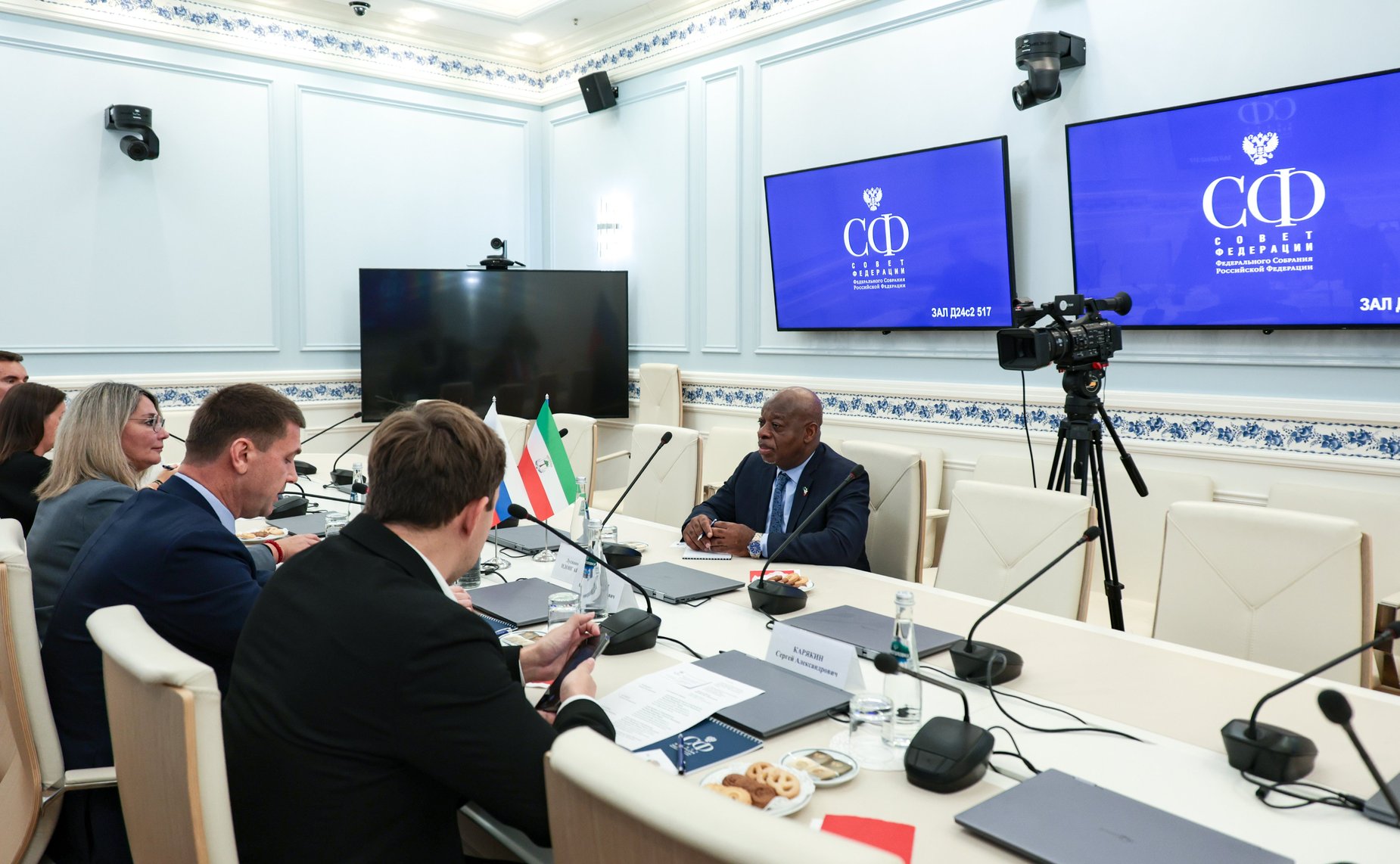 Встреча члена Комитета СФ по социальной политике .Андрея Чернышева с Чрезвычайным и Полномочным Послом Республики Экваториальная Гвинея в Российской Федерации Лусиано Айекабой