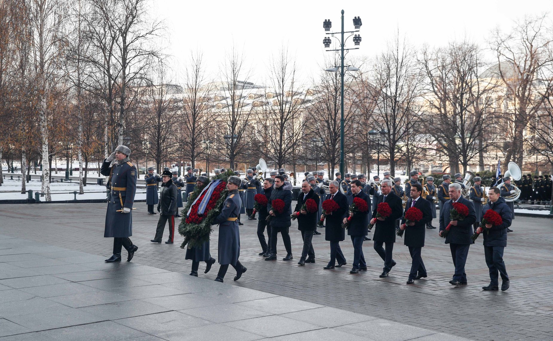 Участие сенаторов РФ в возложении венков и цветов к могиле Неизвестного солдата